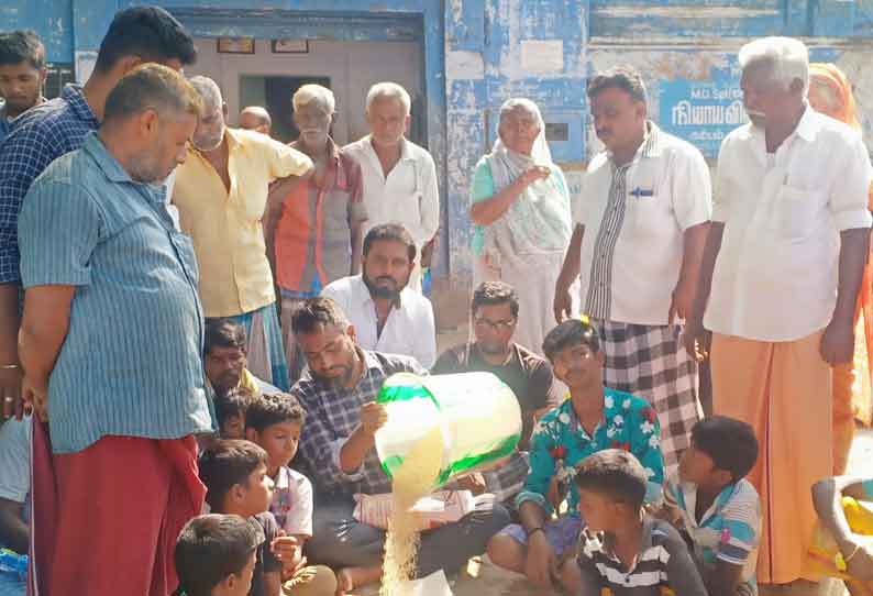 ரேஷன் கடை முன்பு தரமற்ற அரிசியை கொட்டி  பொதுமக்கள் ஆர்ப்பாட்டம்