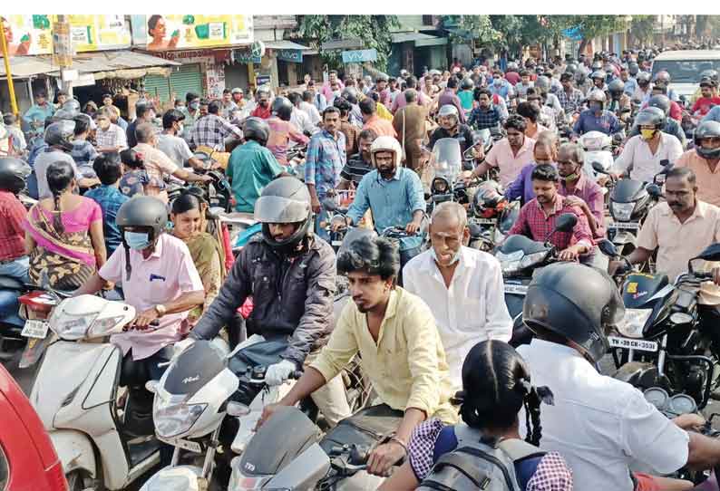 பாளையக்காடு பகுதியில் நேற்று காலை கடுமையான போக்குவரத்து நெரிசல்