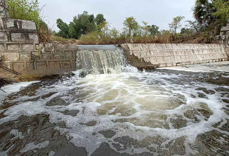 சோளிங்கர் அருகே  ஏரிகால்வாயில் உடைப்பு ஏற்பட்டு வீணாகும் தண்ணீர்