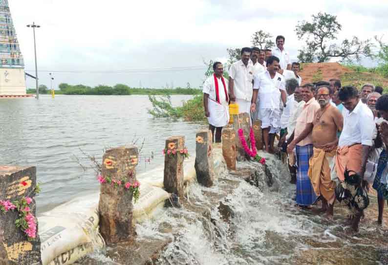 நிலக்கோட்டை அருகே 25 ஆண்டுகளுக்கு பிறகு நிரம்பிய கண்மாய்