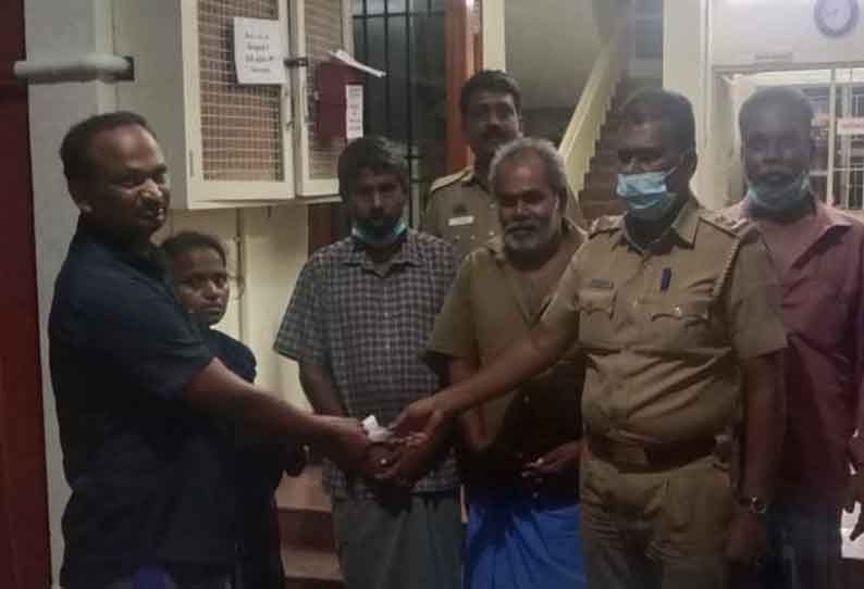 ரோட்டில் கிடந்த  தங்க நகையை போலீசில் ஒப்படைத்த ஆட்டோ டிரைவருக்கு பாராட்டு