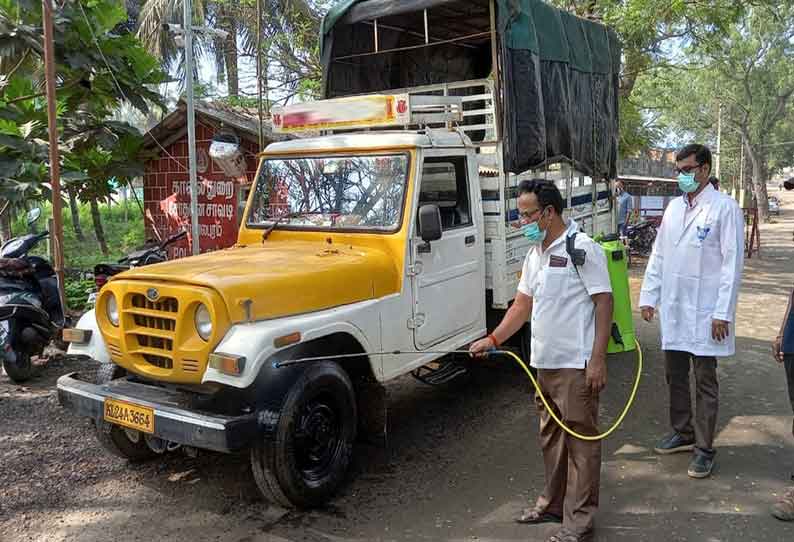 வாகனங்களுக்கு மருந்து தெளிக்கும் பணி தீவிரம்