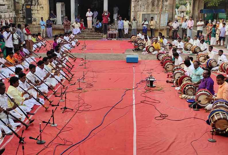 திருத்துறைப்பூண்டி பிறவிமருந்தீஸ்வரர் கோவிலில் தவில்-நாதஸ்வரம் கலைஞர்கள் 200 பேர் பங்கேற்ற இசை நிகழ்ச்சி மார்கழி மாத பிறப்பையொட்டி நடந்தது