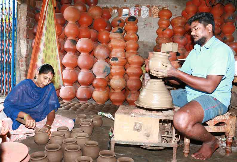 மண் பானைகள் தயாரிக்கும் பணி மும்முரம்