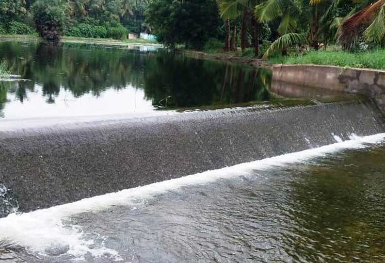 தொடர் மழையால் தடுப்பணைகள் நீர் நிரம்பி வழிகின்றன