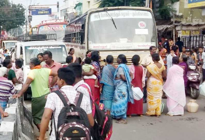 குறைந்த நேர குடிநீர் வினியோகத்தை கண்டித்து பொதுமக்கள் சாலை மறியல்