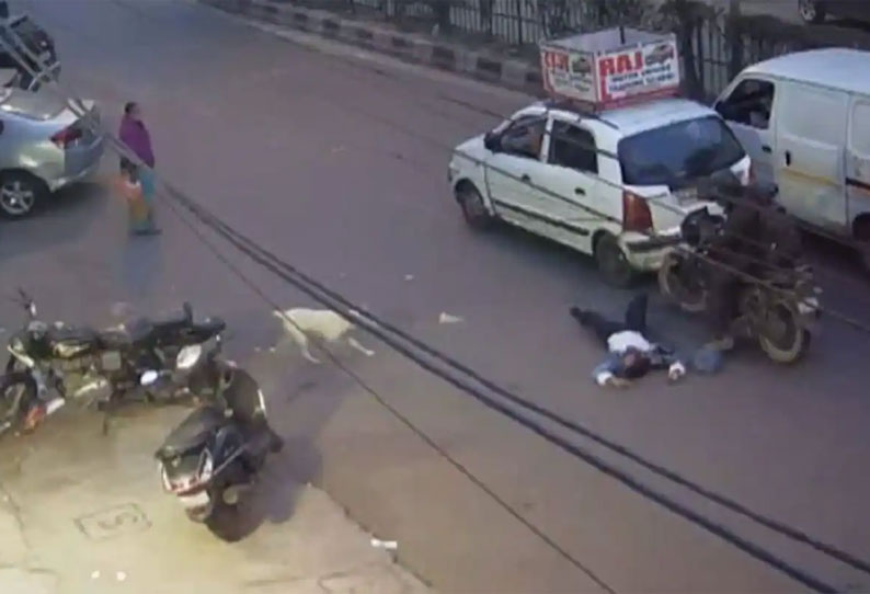 செல்போனுக்காக பெண்ணை  நடுரோட்டில் தரதரவென்று இழுத்து சென்ற வீடியோ வைரல்..!