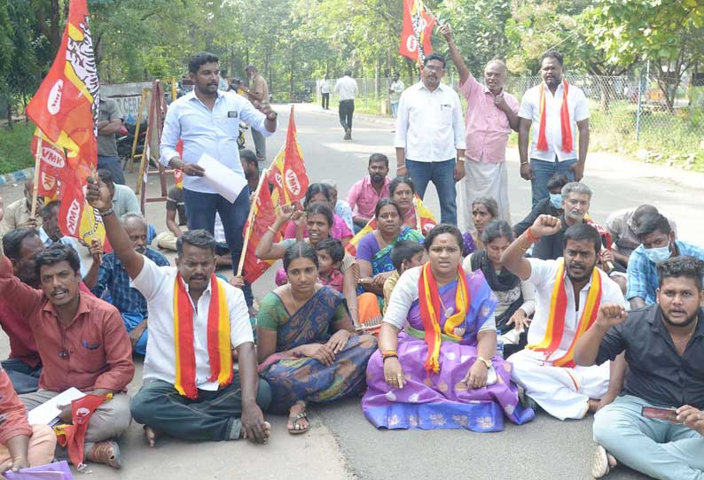 மாணவி எரித்து கொல்லப்பட்ட சம்பவத்தில் குற்றவாளியை கைது செய்யக்கோரி கலெக்டர் அலுவலகத்தில் தர்ணா; ‘பள்ளிக்கு சென்ற மகளை சாம்பலாக தந்து விட்டனர்’ என தாயார் உருக்கம்