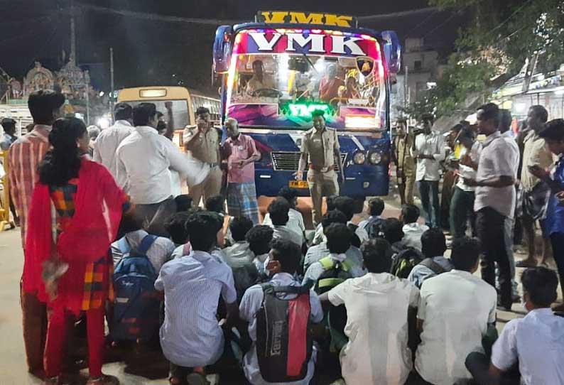 பகண்டை கூட்டுரோட்டில் பஸ்வசதி கேட்டு மாணவர்கள் திடீர் சாலை மறியல்