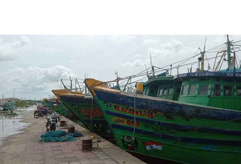 பழையாறு துறைமுகத்தில் இருந்து மீனவர்கள் கடலுக்கு செல்லவில்லை