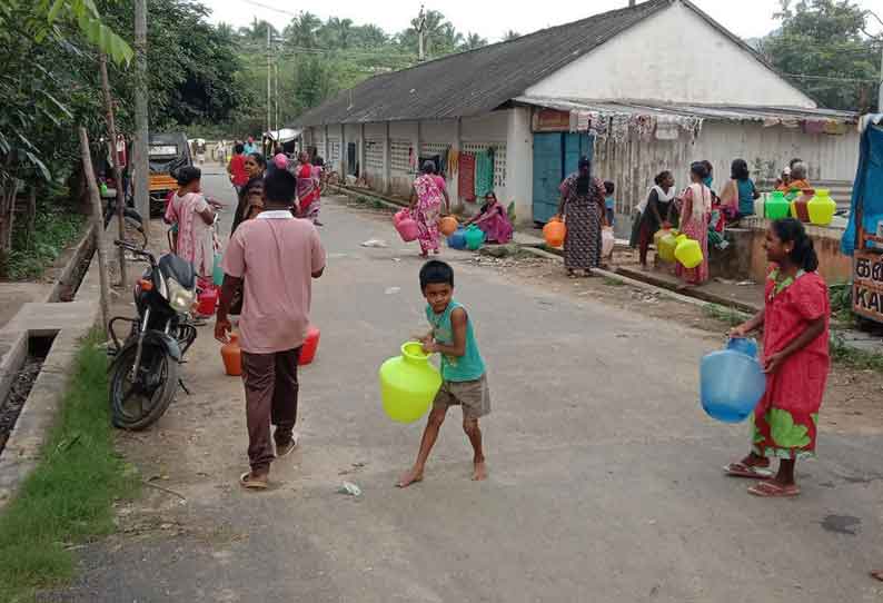 குடிநீருக்காக 2 கிலோ மீட்டர் தூரம் நடந்து செல்லும் பொதுமக்கள்