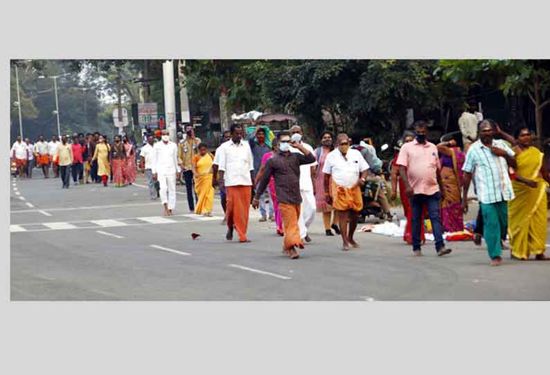 தடையை மீறி கிரிவலம் சென்ற பக்தர்கள்