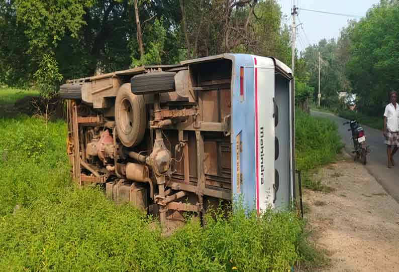 தனியார் ஆலை வேன் கவிழ்ந்து 8 பேர் காயம்