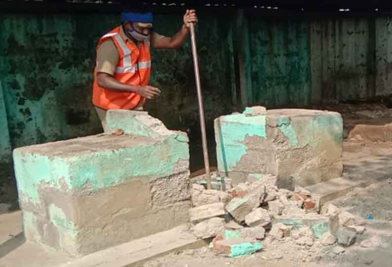 போக்குவரத்துக்கு இடையூறாக ஆக்கிரமித்து கட்டப்பட்ட 8 இறைச்சி கடைகள் இடித்து அகற்றம்; அந்தியூர் பேரூராட்சி நிர்வாகம் நடவடிக்கை