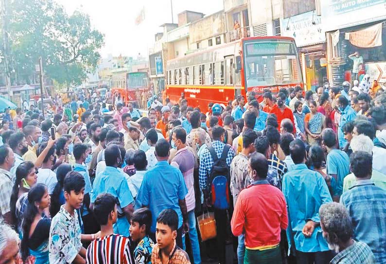 மாநகர பஸ் கண்டக்டரை கல்வீசி தாக்கிய பள்ளி மாணவர்கள்; பஸ்களை இயக்க மறுத்து டிரைவர்கள் போராட்டம்