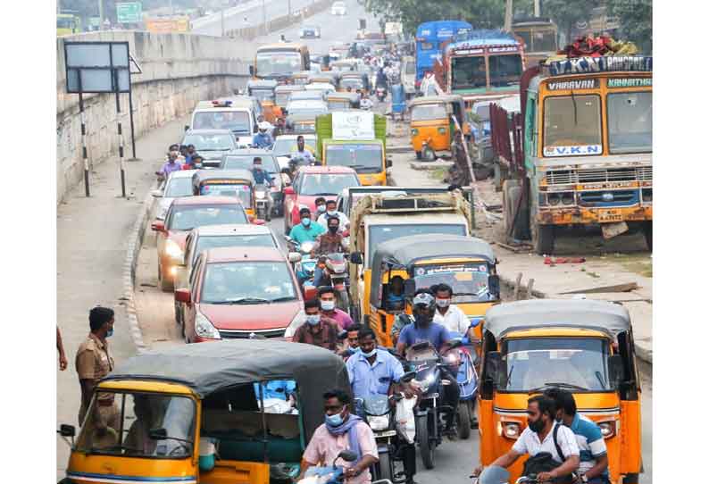 வேலூரில் போக்குவரத்து மாற்றத்தால் அவதிக்குள்ளாகும் வாகன ஓட்டிகள். கூடுதலாக நெரிசல் ஏற்படுவதாக குற்றச்சாட்டு