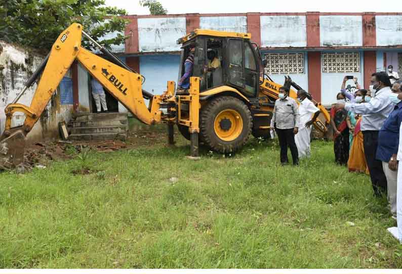 சேதம் அடைந்த பள்ளி கட்டிடம் இடித்து அகற்றம்