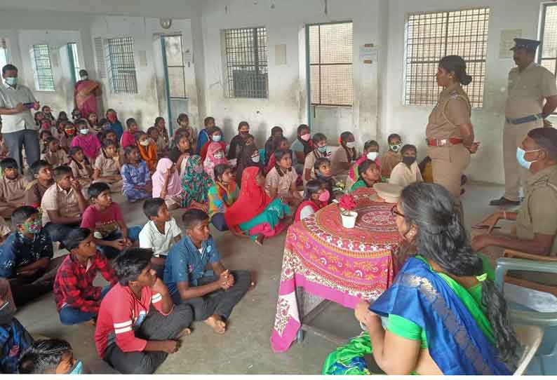 வாலாஜாவில் காவல்துறை சார்பில் மாணவர்களுக்கு விழிப்புணர்வு நிகழ்ச்சி