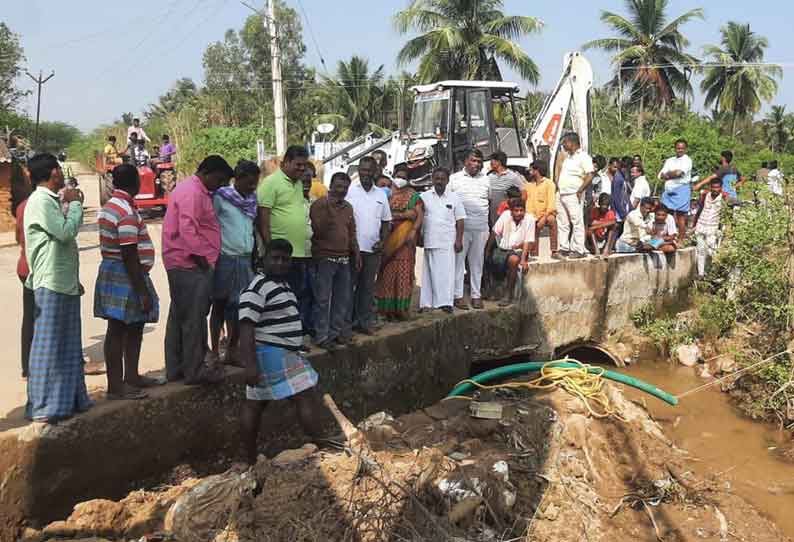 பேரணாம்பட்டு அருகே குடியிருப்பு பகுதியில் மழைநீருடன் கழிவுநீரும் தேங்கியதால் பொதுமக்கள் சாலை மறியல்