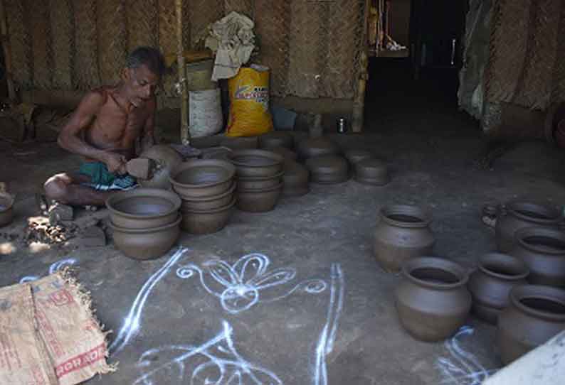 மண் பானைகள் தயாரிக்கும் பணி தீவிரம்