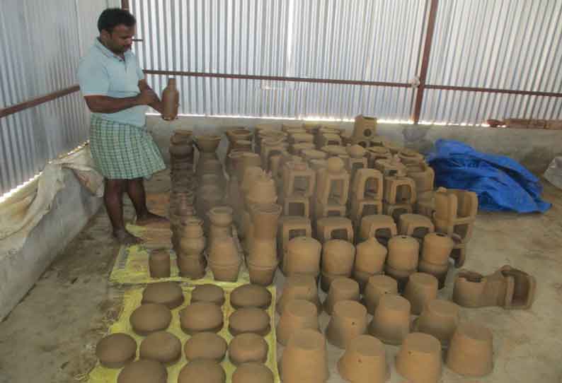 பொங்கல் பண்டிகையை முன்னிட்டு மண் பானை- அடுப்புகள் தயாரிக்கும் பணி மும்முரம்