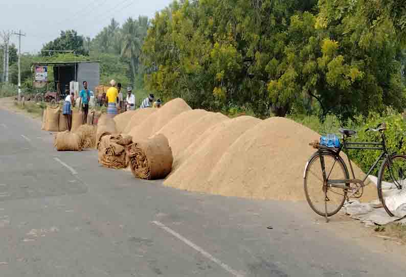 நெற்களம் இல்லாததால் சாலையில் கொட்டப்படும் நெல்