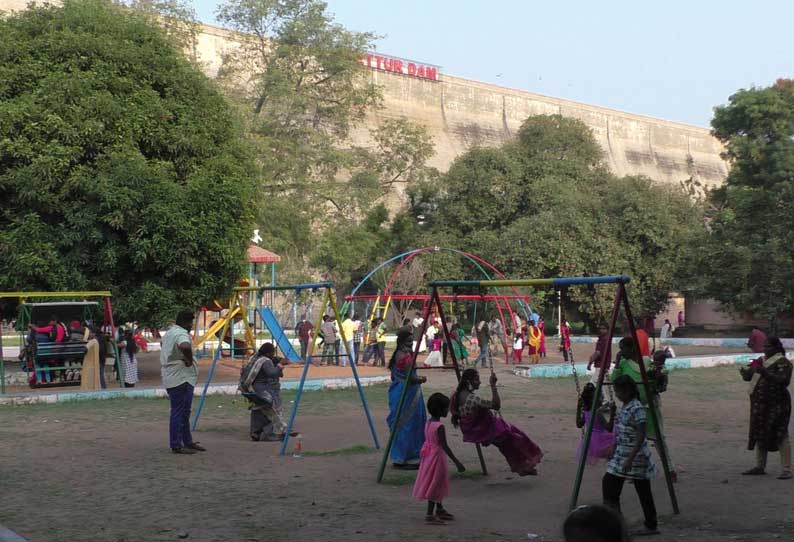 மேட்டூருக்கு சுற்றுலா பயணிகள் வருகை அதிகரிப்பு-பூலாம்பட்டியில் படகு சவாரி செய்து உற்சாகம்