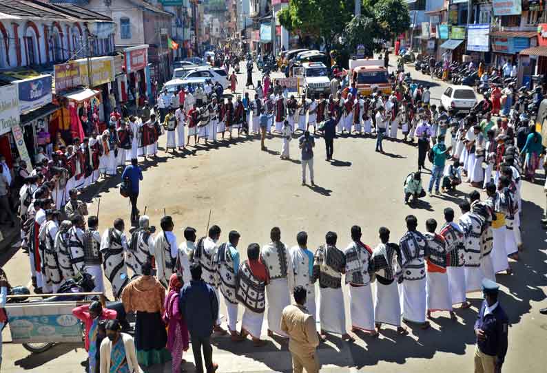 ஊட்டி பவானீஸ்வரர் கோவிலில் தேரோட்டம்