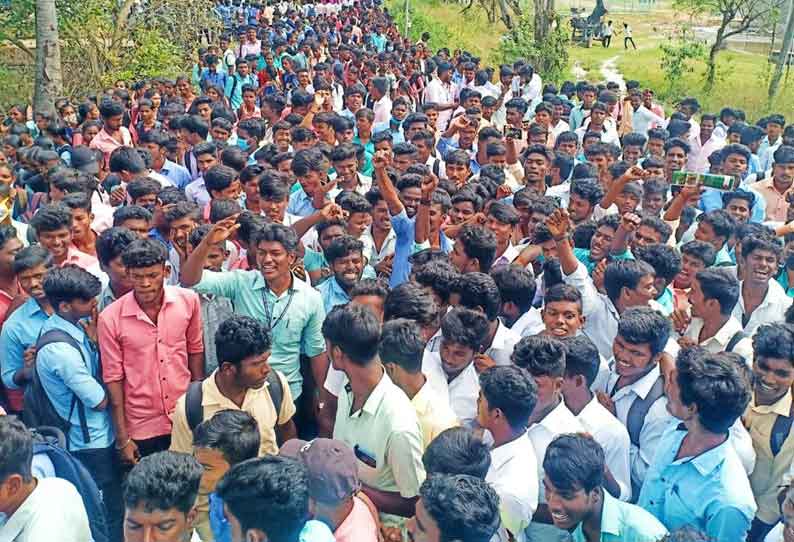 இடைநீக்கம் செய்யப்பட்டவரை மீண்டும் சேர்க்கக்கோரி அரசு கல்லூரி மாணவர்கள் உள்ளிருப்பு போராட்டம்