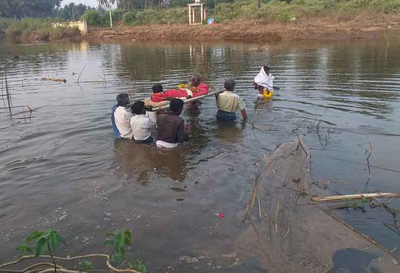 பாம்பாற்றில் இடுப்பளவு நீரில் பிணத்தை தூக்கி சென்று புதைக்கும் அவலம்