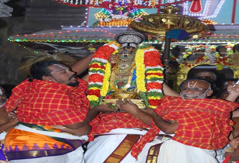 ஸ்ரீரங்கம் ரெங்கநாதர் கோவிலில் திருக்கைத்தல சேவை