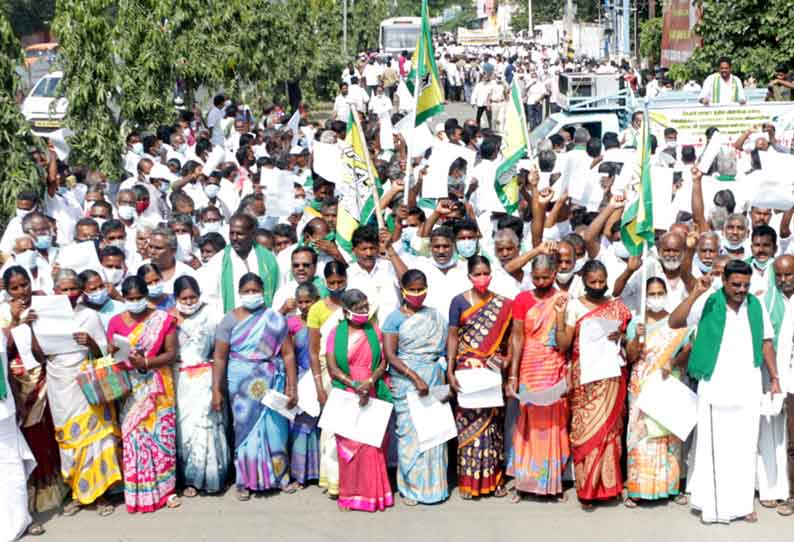 கூட்டுறவு வங்கி பயிர்கடன்களை தள்ளுபடி செய்யக்கோரி சேலத்தில் விவசாயிகள் காத்திருப்பு போராட்டம்