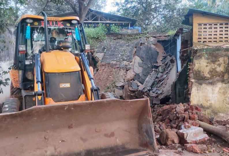 அரசு பள்ளியில் சேதமடைந்த  கட்டிடம் இடிக்கும் பணி தொடங்கியது