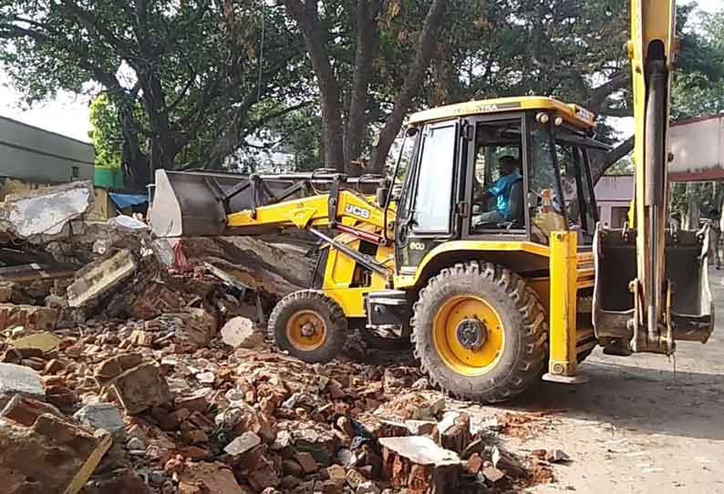 சேலம் மாவட்டத்தில் பழுதடைந்த பள்ளி கட்டிடங்களை இடிக்கும் பணி தொடங்கியது