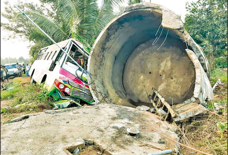 பஸ் மோதி மேல்நிலை நீர்த்தேக்கதொட்டி இடிந்து விழுந்தது பெண் பலி-20 பேர் காயம்