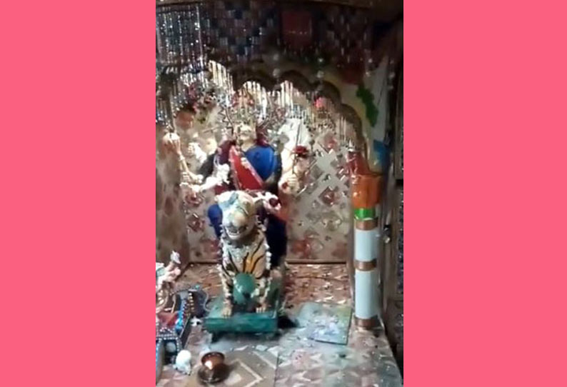 பாகிஸ்தானில் மற்றொரு சம்பவம்; இந்து கோவிலை சுத்தியலால் அடித்து, உடைத்த மர்ம நபர்