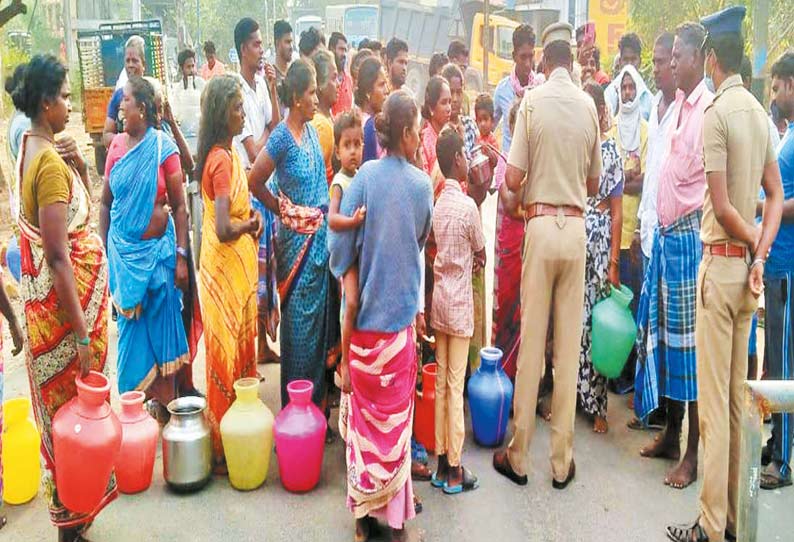 குடிநீர் வழங்கக்கோரி காலி குடங்களுடன் பொதுமக்கள் சாலை மறியல்