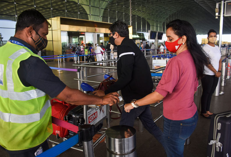 இந்தியாவில் ஒமைக்ரான் வேகமாக பரவும் நிலையில், மாநிலங்களுக்கு மத்திய அரசு கடிதம்