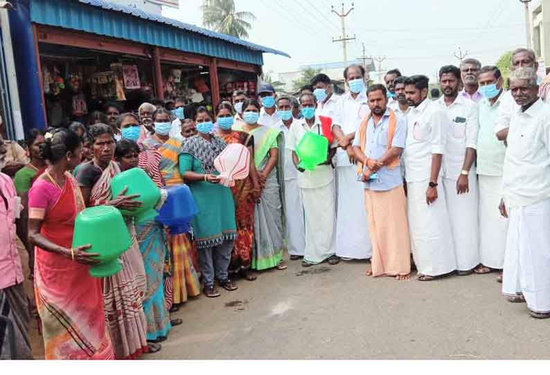 குடிநீர் வழங்கக்கோரி காலிக்குடங்களுடன் பொதுமக்கள் சாலை மறியல்