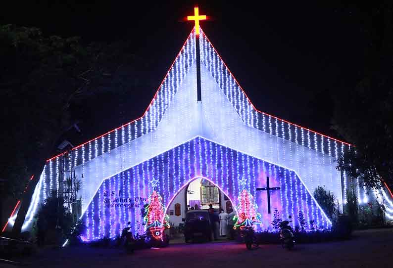 கிறிஸ்துமஸ் கொண்டாட்டத்துக்கு தயாராகி வரும் தேவாலயங்கள் மின்விளக்கு அலங்காரத்தில் ஜொலிப்பு