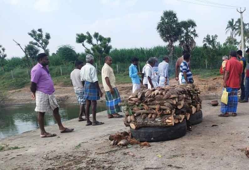 தரைப்பாலத்தில் உடலை வைத்து எரித்த கிராம மக்கள்