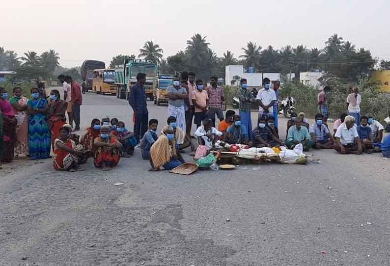 மயானத்துக்கு செல்லும் பாதை அடைப்பு; முதியவர் உடலை சாலையில் வைத்து பொதுமக்கள் மறியல்