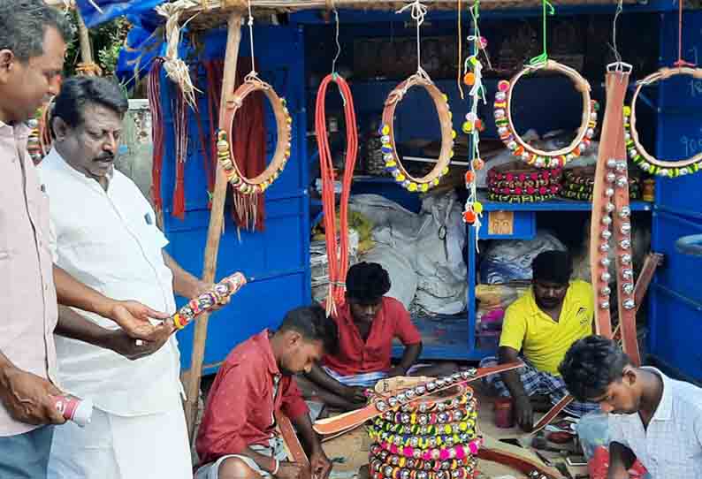 ஜல்லிக்கட்டு காளைகள் கழுத்தை அலங்கரிக்க தயாராகும் மணிகள்