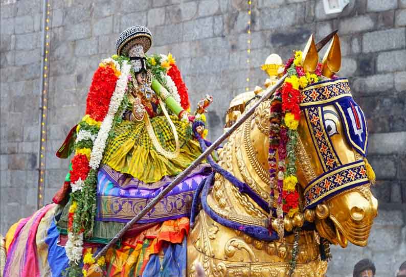 ஸ்ரீரங்கம் ரெங்கநாதர் கோவிலில்  வேடுபறி நிகழ்ச்சி