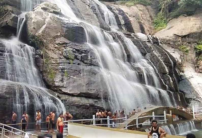 குற்றாலத்தில் 2-வது நாளாக சுற்றுலா பயணிகள் ஆனந்த குளியல்- தடுப்பூசி சான்றிதழ் இல்லாதவர்கள் திருப்பி அனுப்பப்பட்டனர்