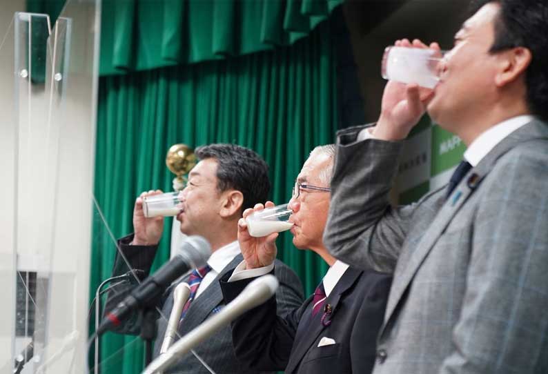 மக்களுக்கு கூடுதலாக ஒரு கப் பால் குடிக்க  ஜப்பான் பிரதமர் வேண்டுகோள்...!