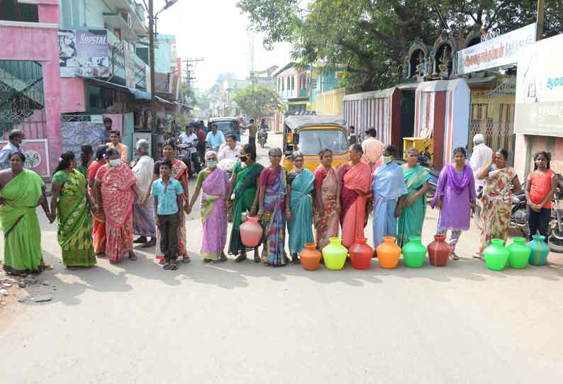 வேலூர் சலவன்பேட்டையில் குடிநீர் கேட்டு காலிக்குடங்களுடன் பெண்கள் சாலை மறியல்