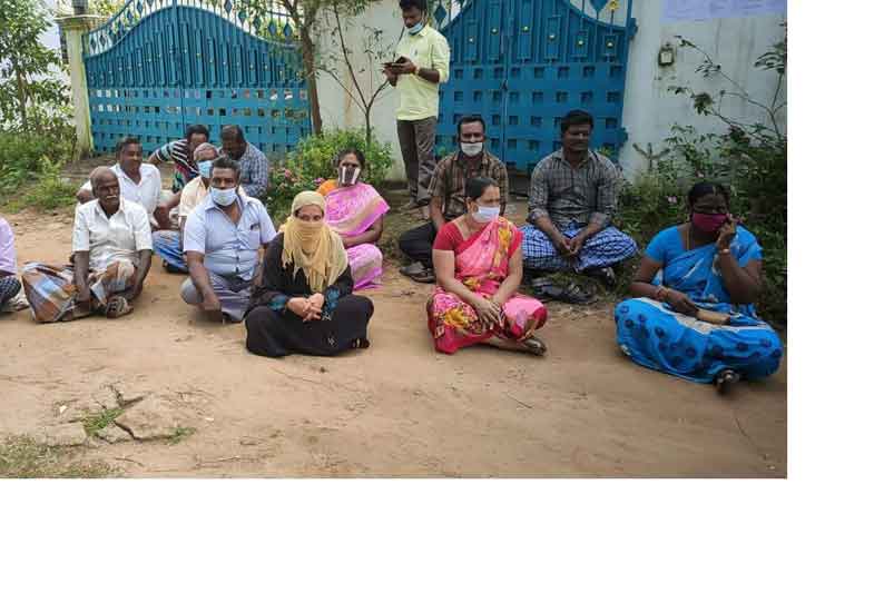 நகை மதிப்பீட்டாளர் மீது நடவடிக்கை எடுக்கக்கோரி பொதுமக்கள் முற்றுகை