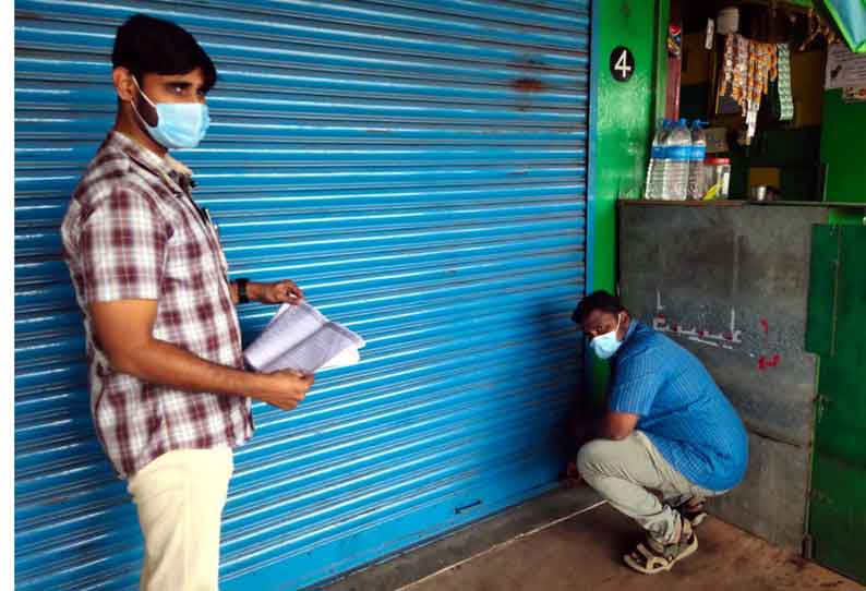 வாடகை செலுத்தாத 2 கடைகளுக்கு நகராட்சி அலுவலர்கள் நேற்று சீல் வைத்தனர்