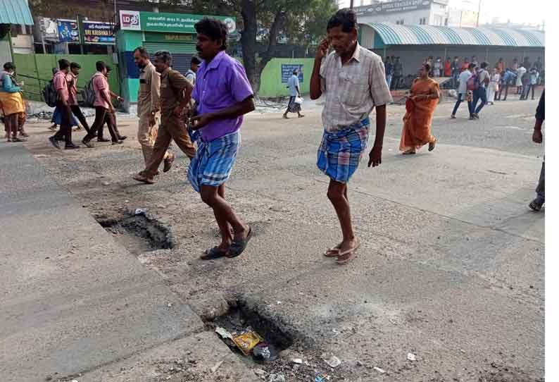 உடுமலை மத்திய பஸ் நிலையத்தில் அபாய குழிகள் ஏற்பட்டிருப்பதால்  பயணிகள் அவதிக்குள்ளாகியுள்ளனர்